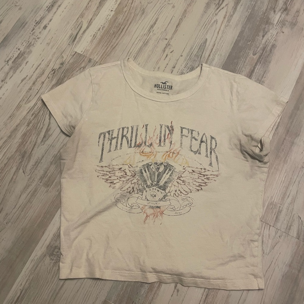 Super cute T-shirt, crème color, brand hollister!